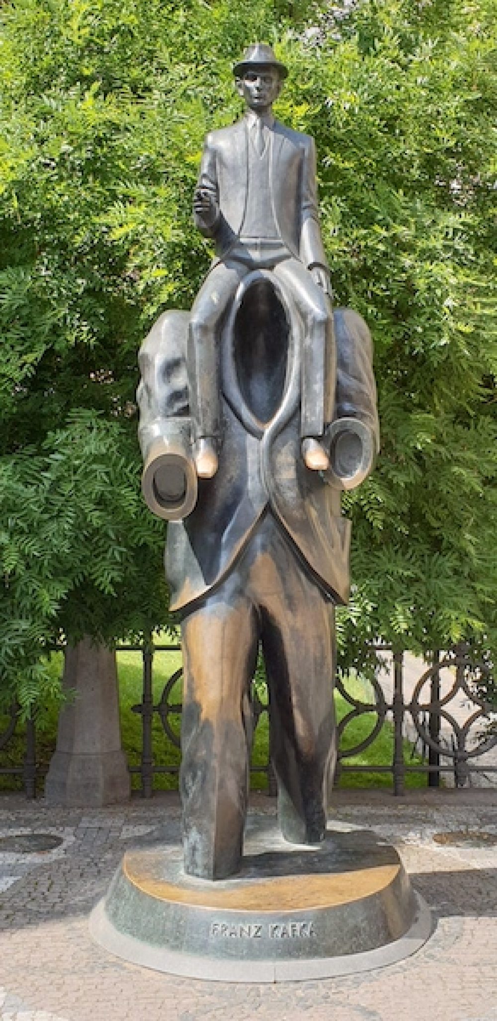 Surrealistisch-beeld-van-Kafka-bij-de-Spaanse-synagoge