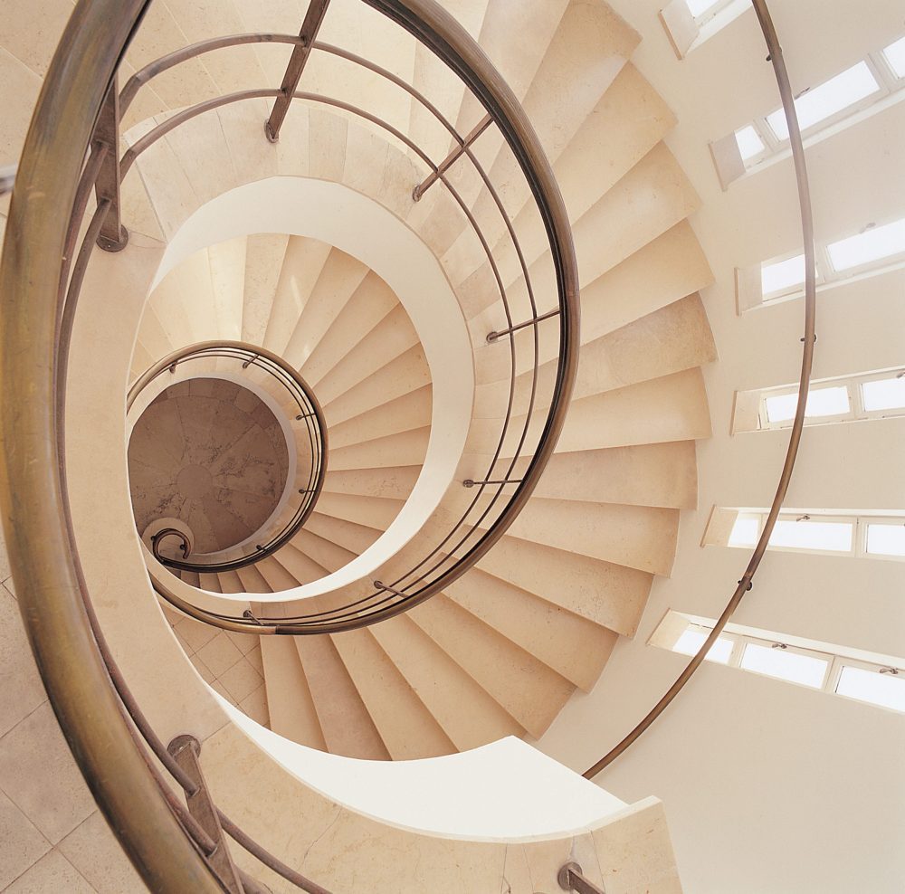 Trappenhuis van 
het Weizmannhuis, 
ontworpen door 
Erich Mendelsohn, 
gerestaureerd door 
Tal Eyal architecten 
Foto: Dreamstime