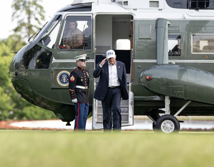 President Donald Trump arriveert per helikopter bij het Witte Huis in Washington, DC