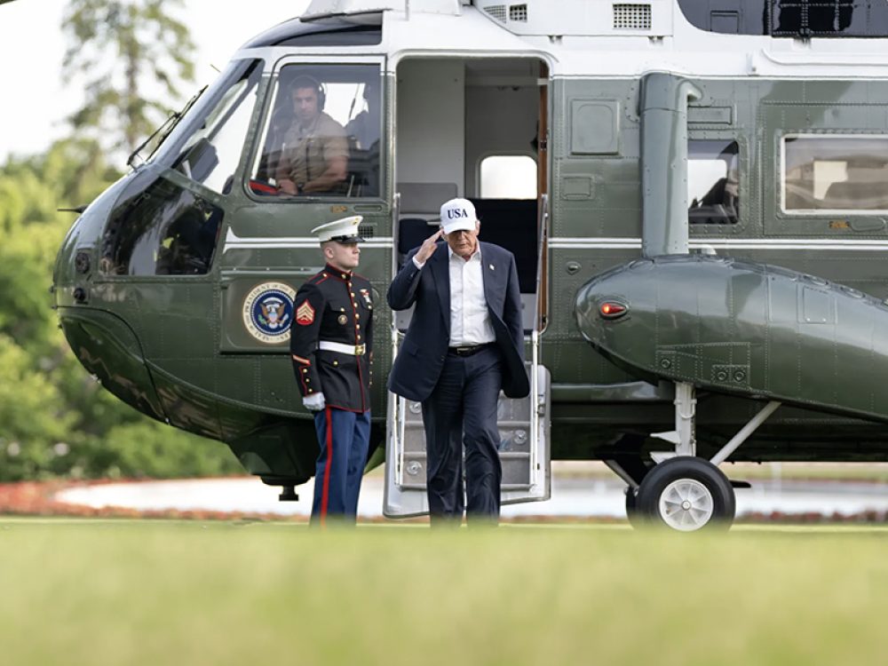 President Donald Trump arriveert per helikopter bij het Witte Huis in Washington, DC