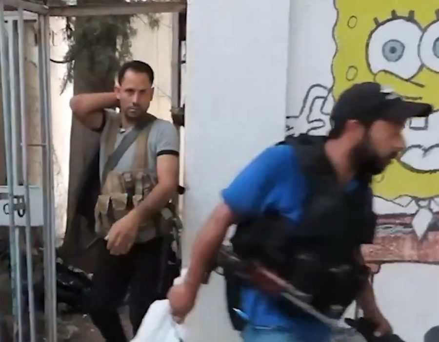 Op deze video is te zien hoe Hamasterroristen een VN-school in Gaza gebruiken voor de opslag van wapens - Screenshot X