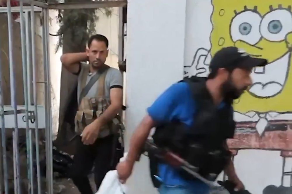 Op deze video is te zien hoe Hamasterroristen een VN-school in Gaza gebruiken voor de opslag van wapens - Screenshot X