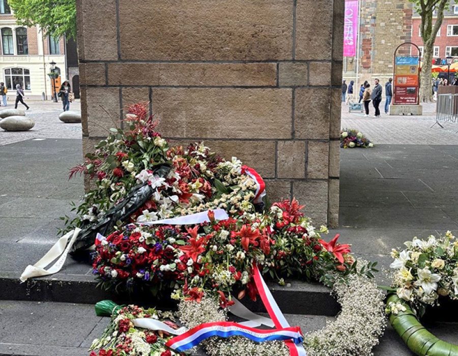 De kransen voor 4 mei liggen achteloos opgestapeld achter het monument. Foto: Sira Minetti