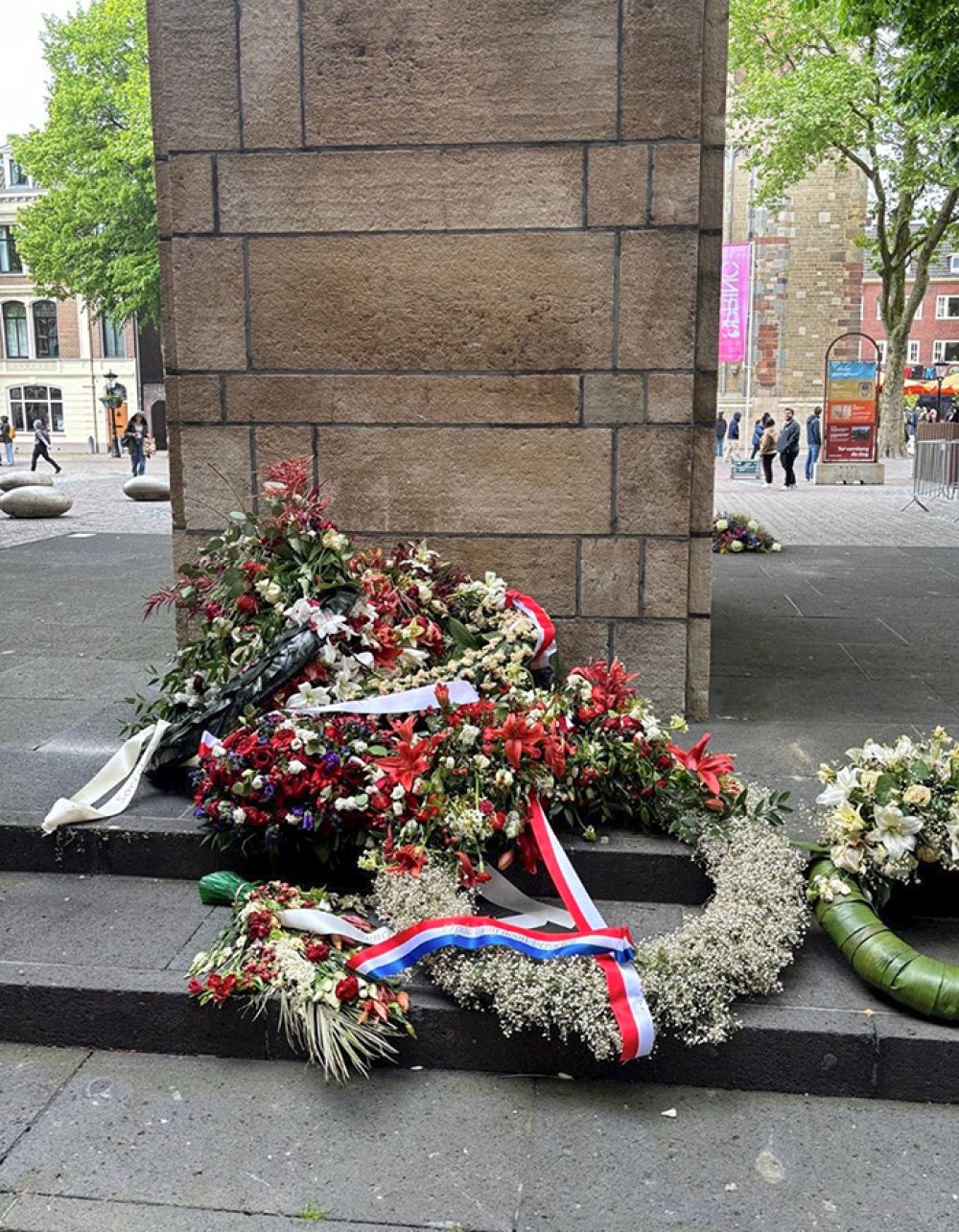 De kransen voor 4 mei liggen achteloos opgestapeld achter het monument. Foto: Sira Minetti