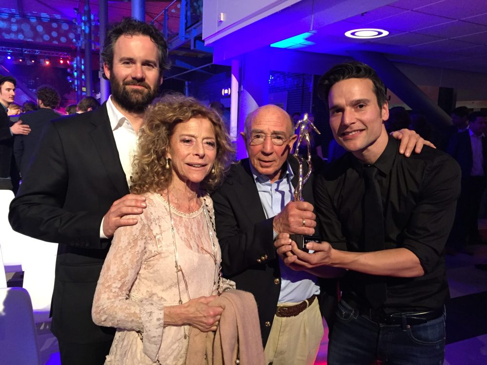 V.l.n.r.-Guy-Clemens-Betty-en-Hans-Knoop-en-Tim-Oliehoek-met-het-TV-Beeld