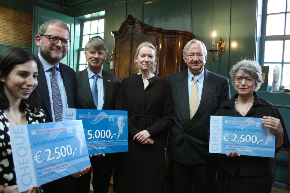 Van-links-naar-rechts-Natasha-van-Weezel-Emile-Schrijver-juryvoorzitter-Geert-Corstens-jurylid-Annebeth-Schudel-Bart-Schudel-en-Tamarah-Benima-Foto-jurylid-Esther-Voet