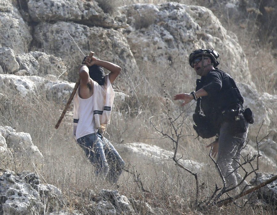 Een extremistische kolonist valt een journalist aan nabij Nabloes - Foto: Nasser Ishtayeh/Flash90