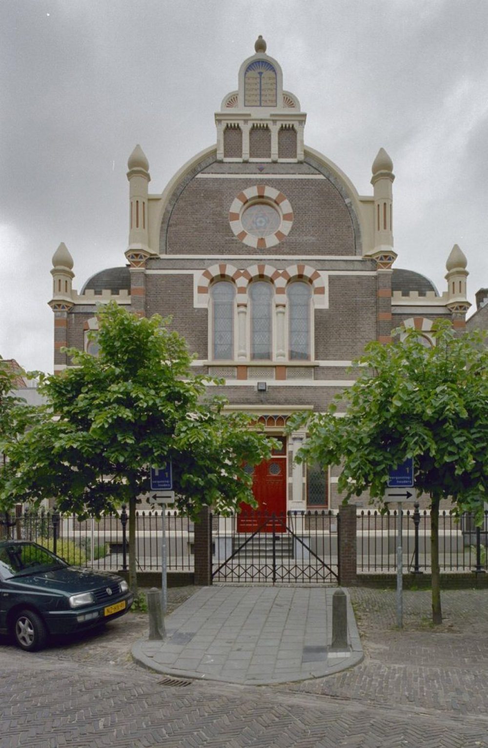 Voorgevel_van_de_voormalige_synagoge_te_Deventer_in_de_geveltop_staan_de_Tien_Geboden_in_het_Hebreeuws_-_Deventer_-_20337911_-_RCE