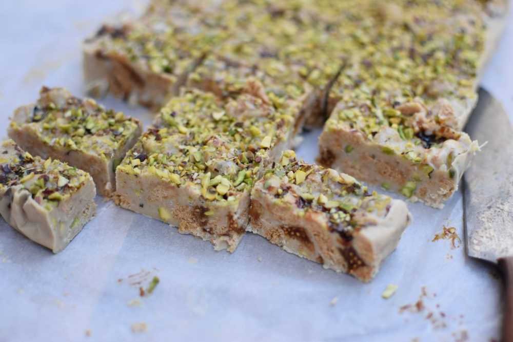 Witte-chocolade-en-chalva-taart-met-koekjes-en-cognacvijgen