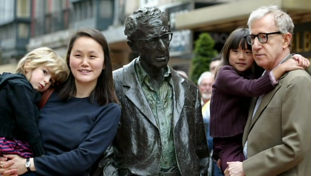 Woody-Allen-met-gezin-en-standbeeld-in-Oviedo