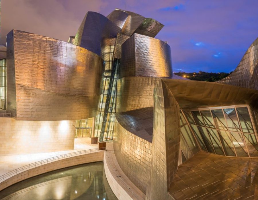 Het Guggenheim Museum in Bilbao (Spanje) wordt gezien als een schoolvoorbeeld van het deconstructivisme