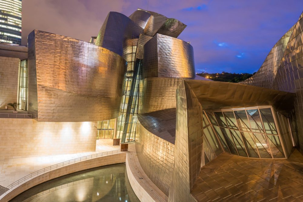 Het Guggenheim Museum in Bilbao (Spanje) wordt gezien als een schoolvoorbeeld van het deconstructivisme