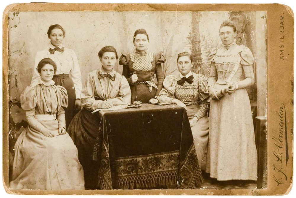 De bestuursters 
van de vakbond 
ANNB in 1898
collectie JM