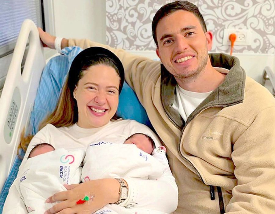 Hila Bar Shalom met haar man en haar tweeling in het ziekenhuis