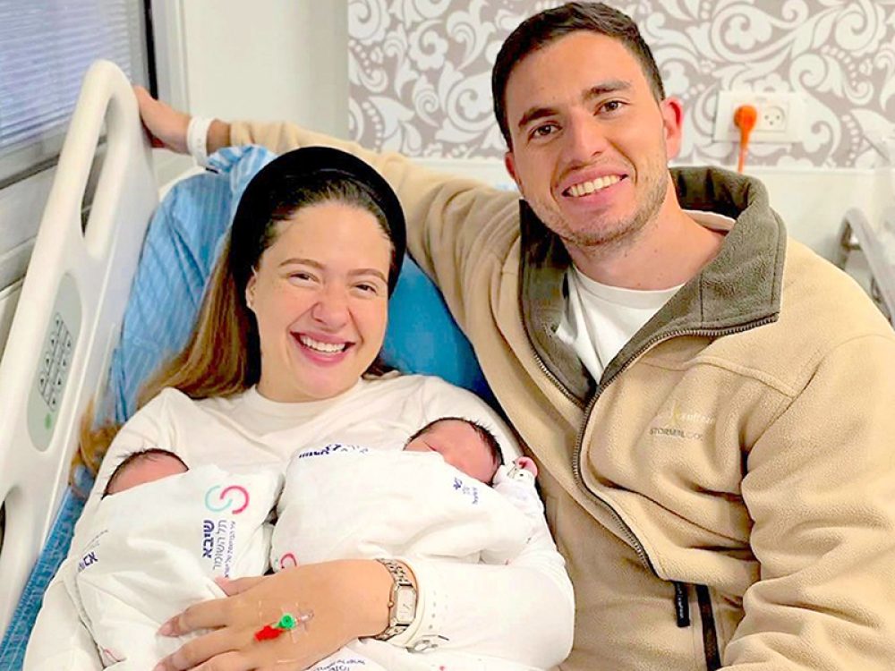 Hila Bar Shalom met haar man en haar tweeling in het ziekenhuis