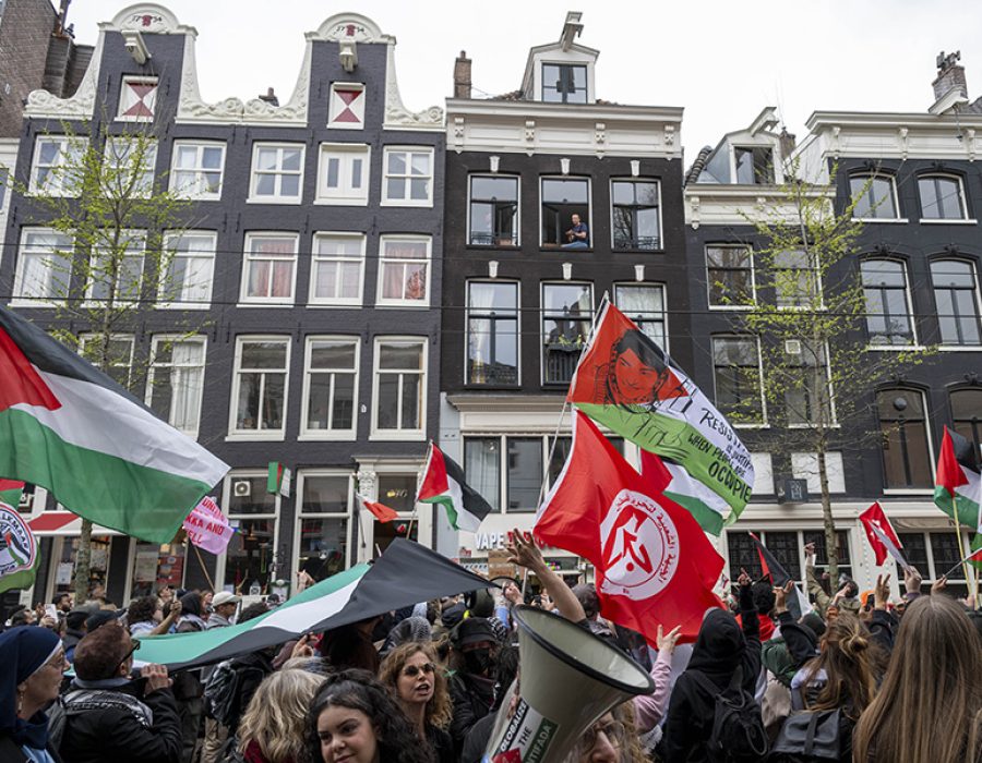 Betogers in Amsterdam zwaaien met Palestijnse vlaggen en de vlag van de verboden terreurclub PFLP. Foto: Bernard Blasband