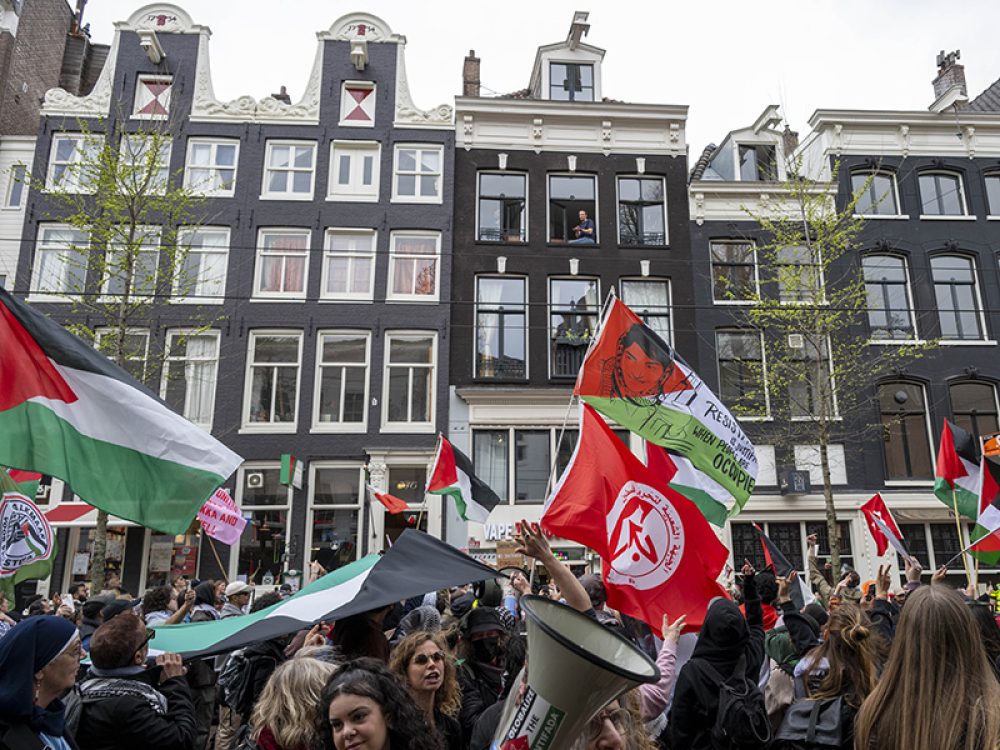 Betogers in Amsterdam zwaaien met Palestijnse vlaggen en de vlag van de verboden terreurclub PFLP. Foto: Bernard Blasband