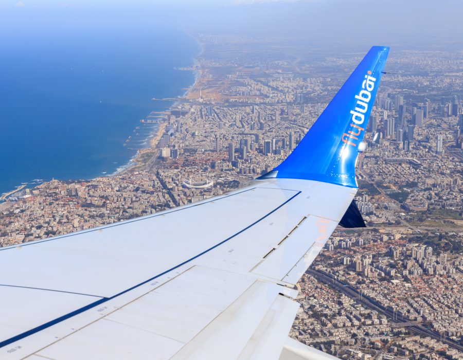 Een toestel van Flydubai boven Tel Aviv - Foto: Dmitriy Feldman/Dreamstime.com