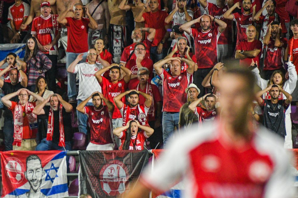 Supporters van Hapoel Beërsjeva - Foto: Cosmin Iftode/Dreamstime.com
