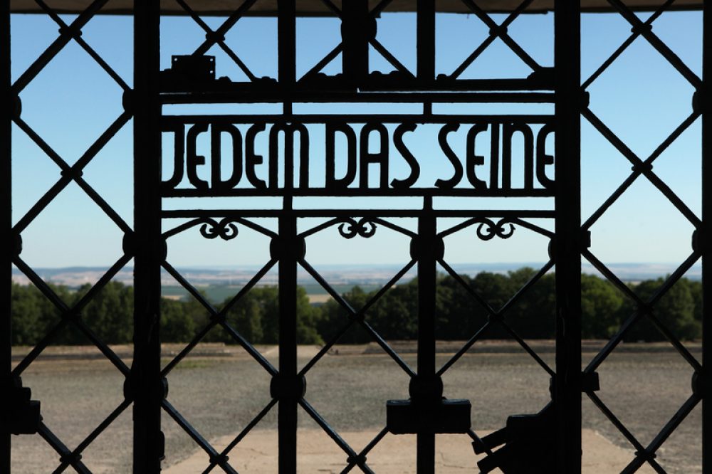 De beruchte tekst op de poort van concentratiekamp Buchenwald luidt: 'Jedem das seine' ('Een ieder wat hij verdient') - Foto: Dreamstime.com