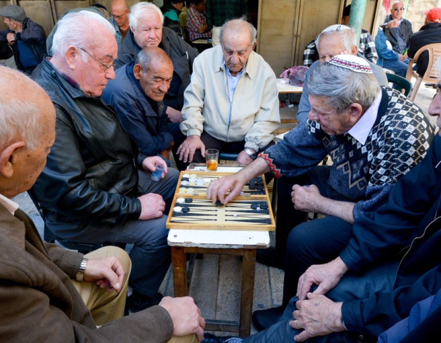 Oudere Israëli's bij een potje backgammon in Jeruzalen - Foto: Dreamstime.com