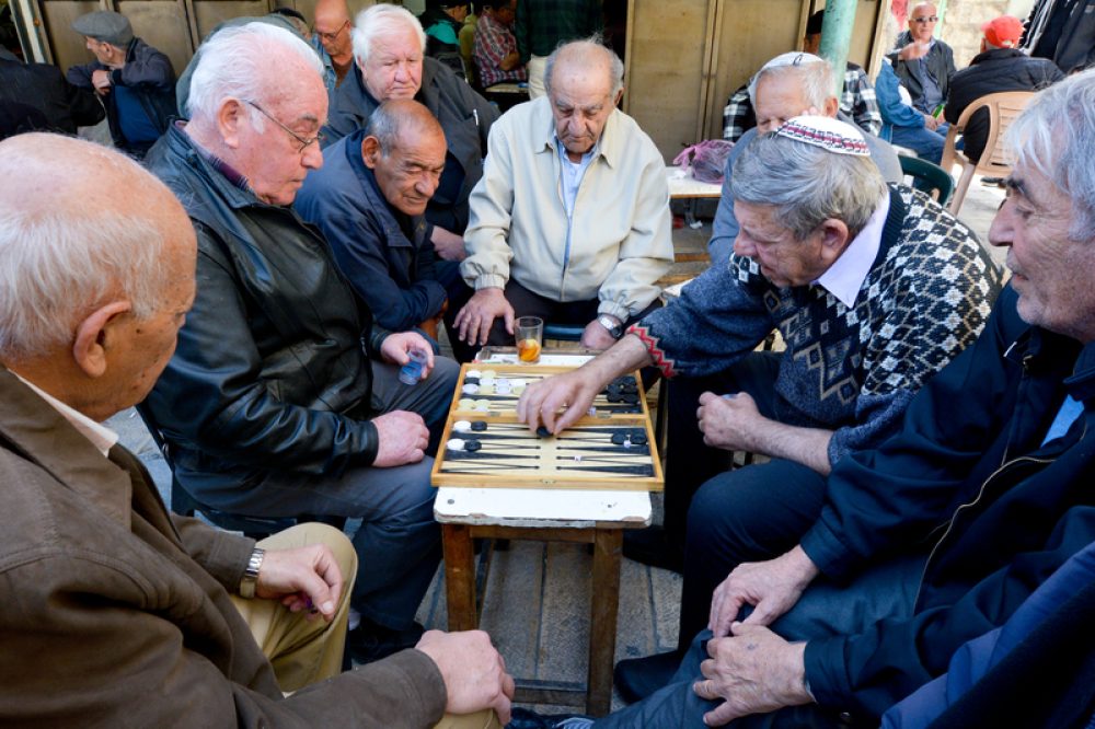 Oudere Israëli's bij een potje backgammon in Jeruzalen - Foto: Dreamstime.com