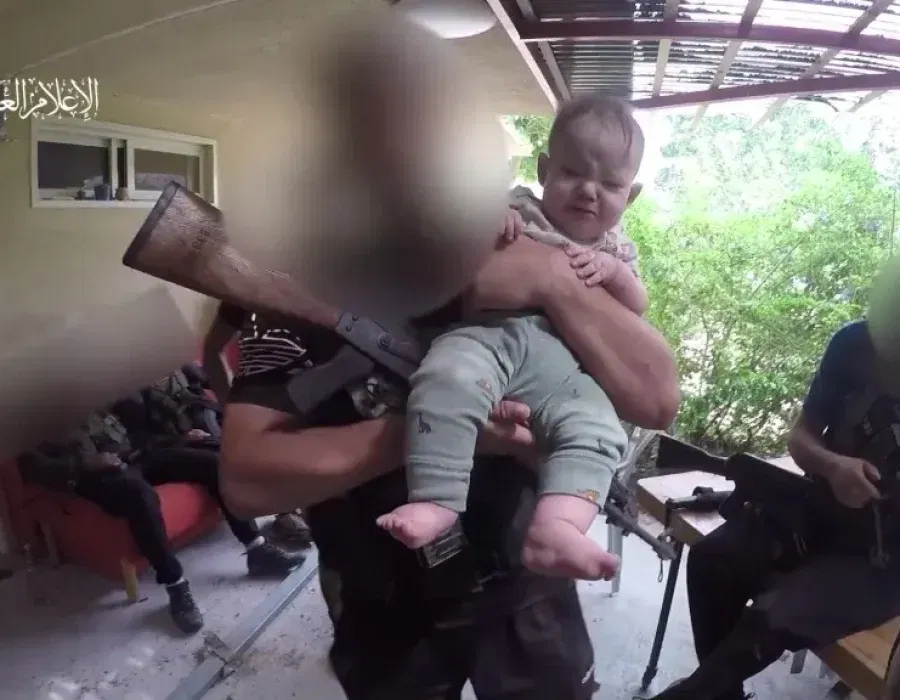 Palestijnse terroristen met een gegijzelde baby op 7 oktober 2023