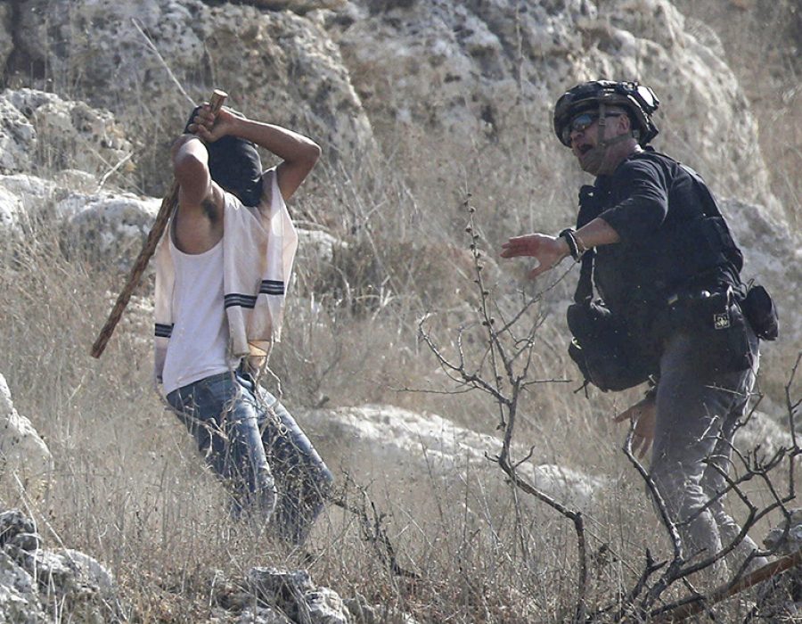 Een kolonist valt een journalist aan die verslag probeert te doen van Joods-extremistisch geweld tegen Palestijnen in het dorp Beita, nabij Nabloes op de Westelijke Jordaanoever. Foto: Nasser Ishtayeh/Flash90