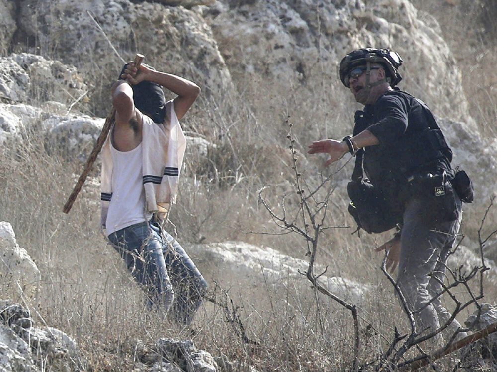 Een kolonist valt een journalist aan die verslag probeert te doen van Joods-extremistisch geweld tegen Palestijnen in het dorp Beita, nabij Nabloes op de Westelijke Jordaanoever. Foto: Nasser Ishtayeh/Flash90