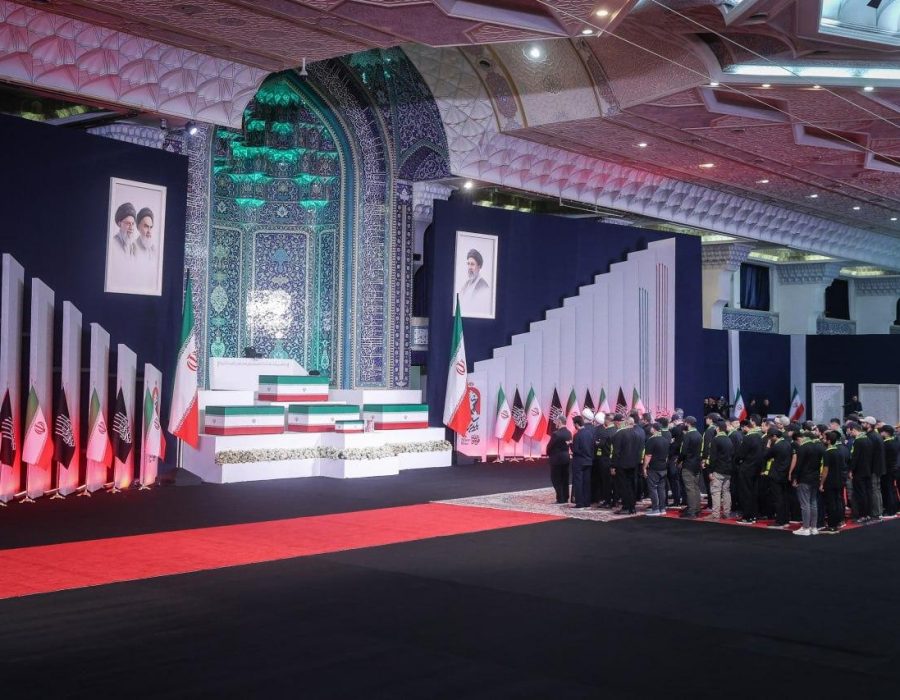 Iraanse en internationale leiders bij de kisten van Ali Khamenei en zijn op 28 februari gedode familieleden - Foto: Khamenei.ir