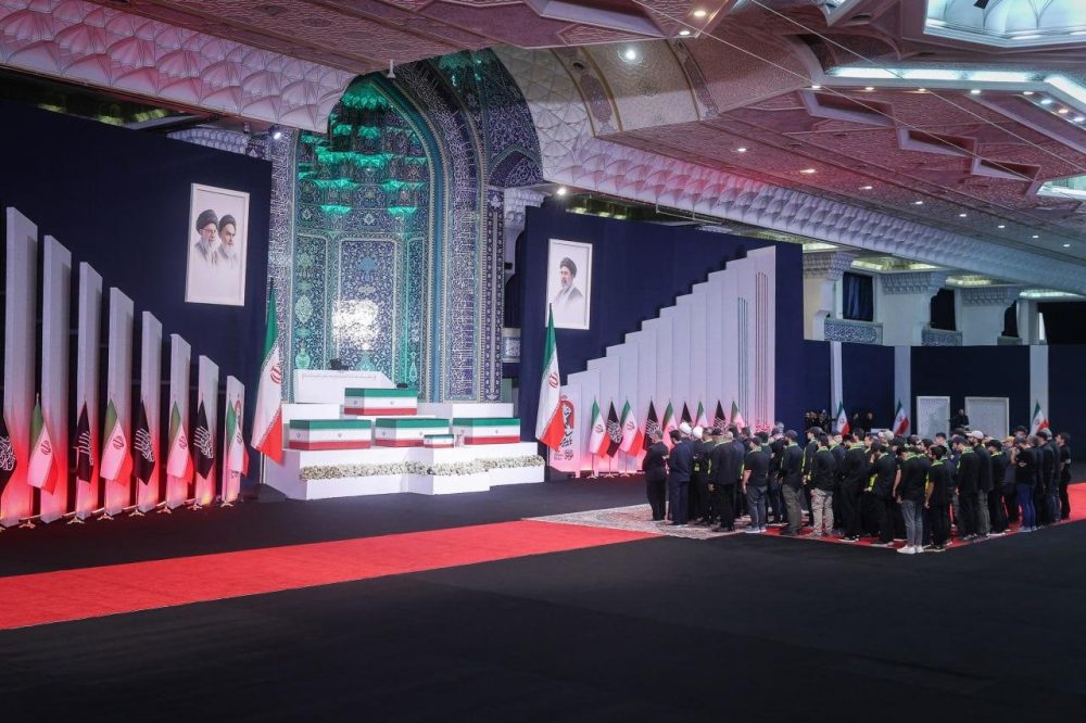 Iraanse en internationale leiders bij de kisten van Ali Khamenei en zijn op 28 februari gedode familieleden - Foto: Khamenei.ir