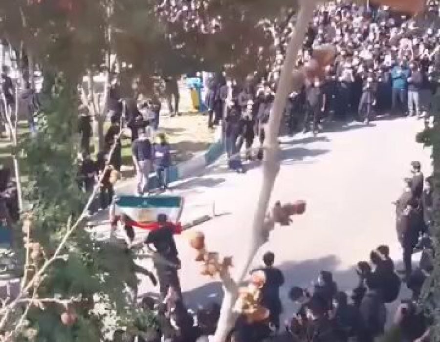 Een studentendemonstratie vandaag op de Sharif Technologische Universiteit van Teheran - Screenshot X