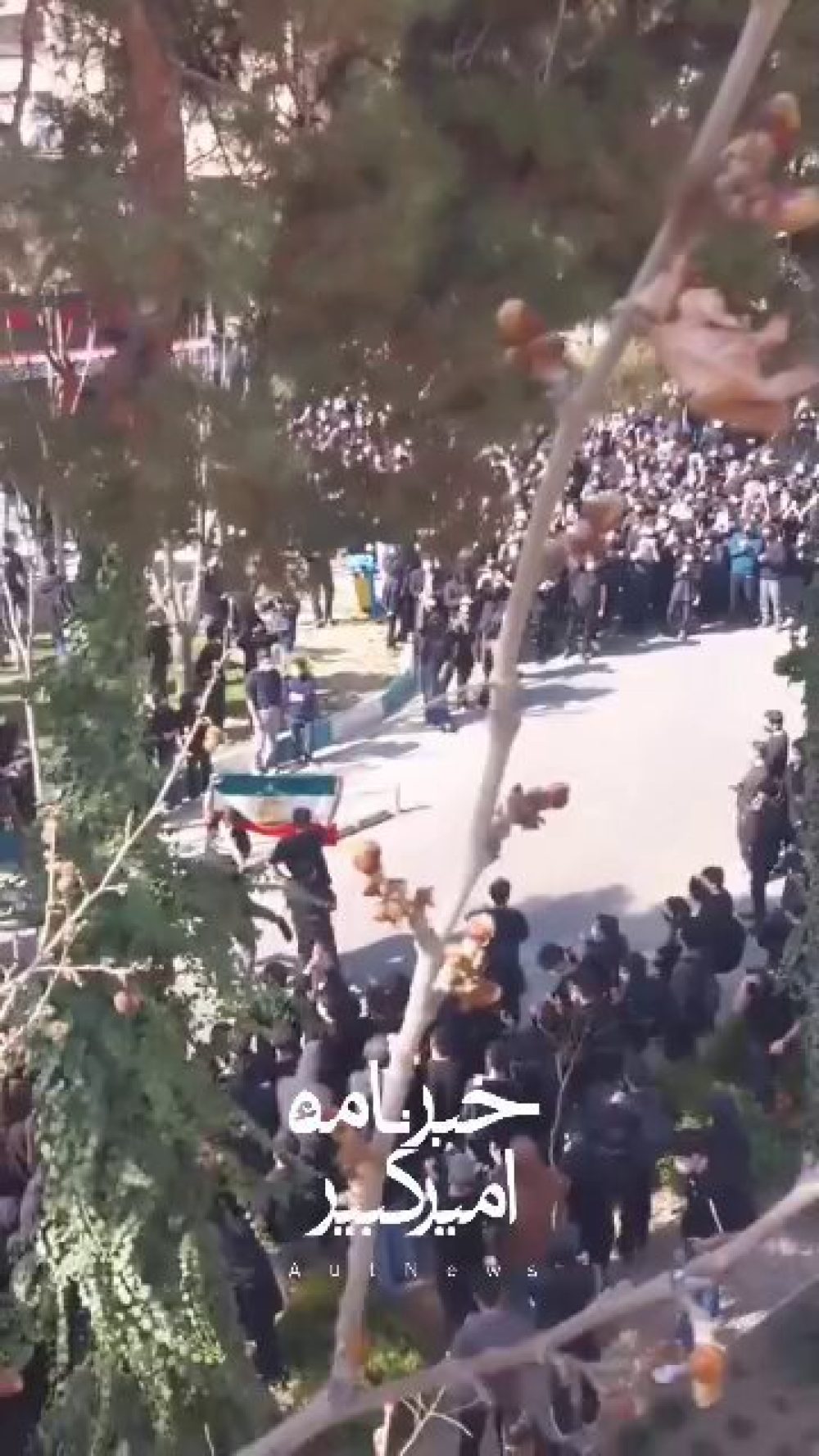 Een studentendemonstratie vandaag op de Sharif Technologische Universiteit van Teheran - Screenshot X