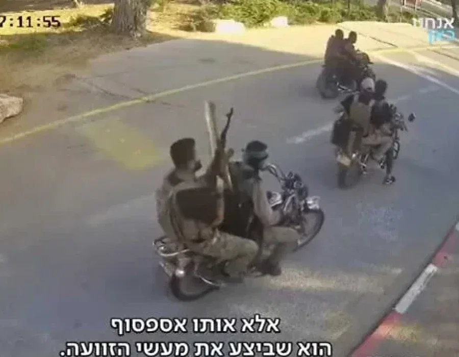 Palestijnse terroristen dringen dringen op 7 oktober 2023 de kibboets Beëri binnen - Screenshot YouTube