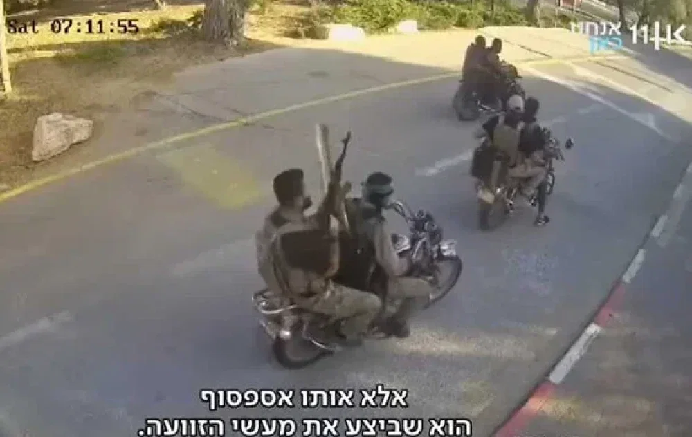 Palestijnse terroristen dringen dringen op 7 oktober 2023 de kibboets Beëri binnen - Screenshot YouTube