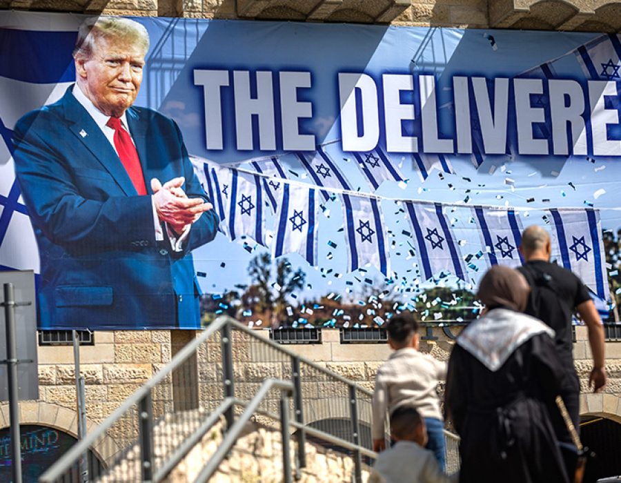 Op dit affiche in Jeruzalem wordt Donald Trump ‘the deliverer’ genoemd, de man die resultaat levert. Foto: Yonatan Sindel/Flash90