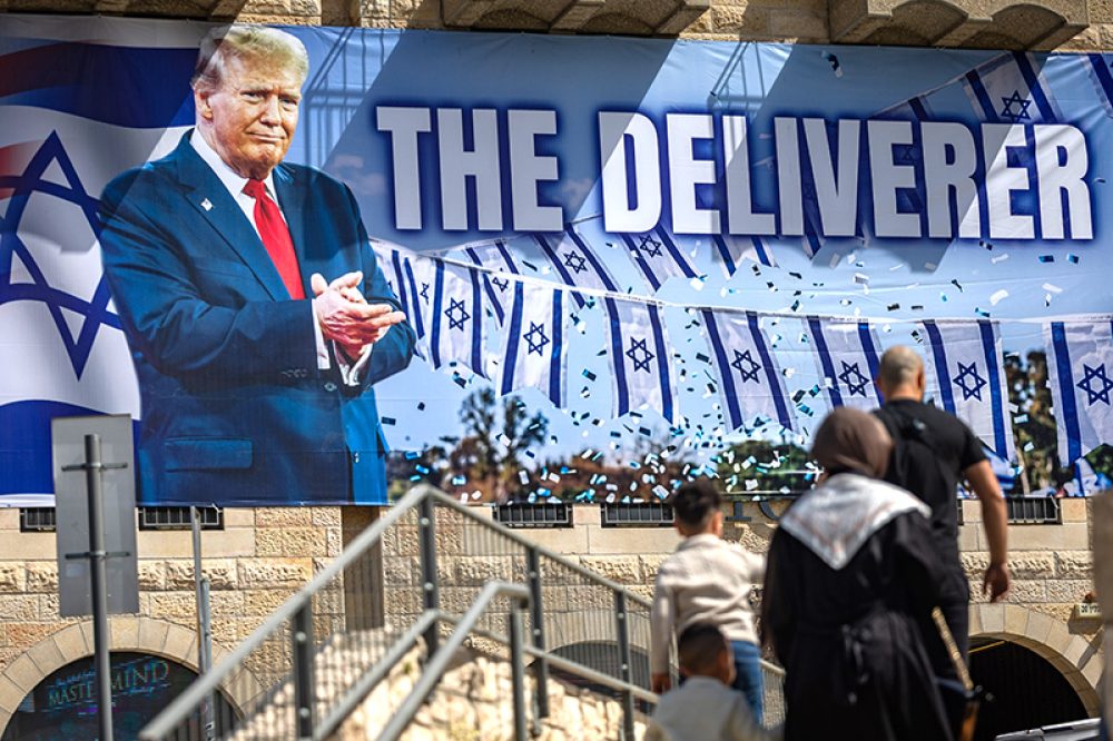 Op dit affiche in Jeruzalem wordt Donald Trump ‘the deliverer’ genoemd, de man die resultaat levert. Foto: Yonatan Sindel/Flash90