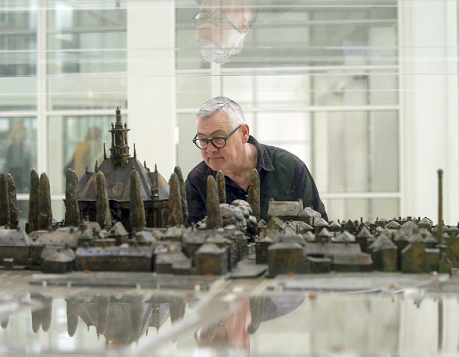 De maquette van Jacques de Leeuwe in het atrium van het stadhuis van Den Haag