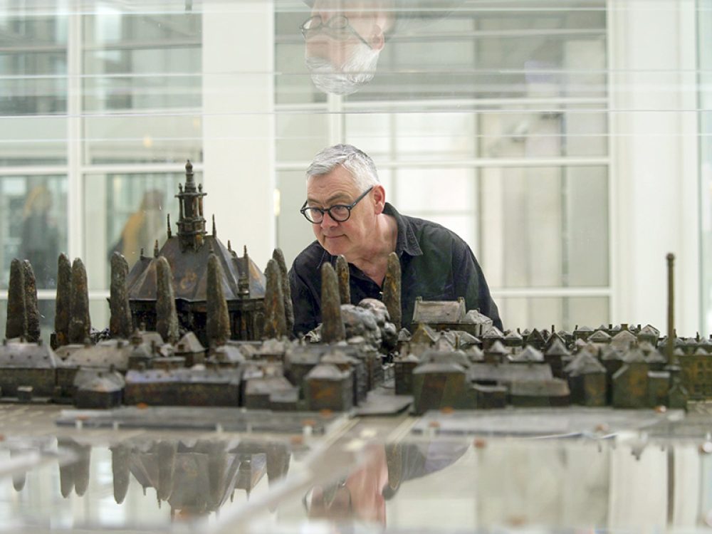 De maquette van Jacques de Leeuwe in het atrium van het stadhuis van Den Haag