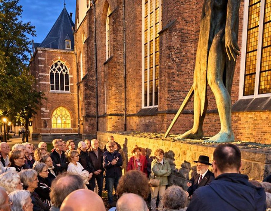Bij het herdenkingsmonument in Groningen